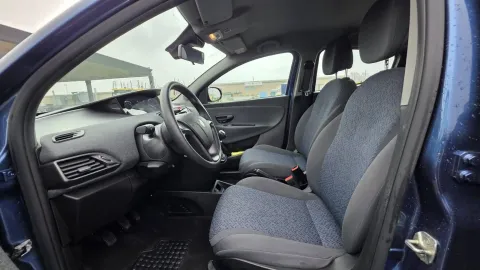 Car image 19
