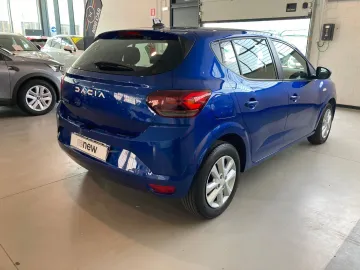 Car image 3