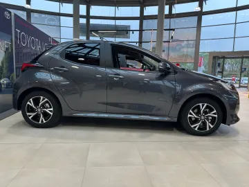Car image 18
