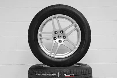 Car image 25