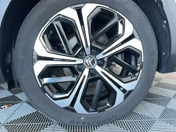 Car image 25