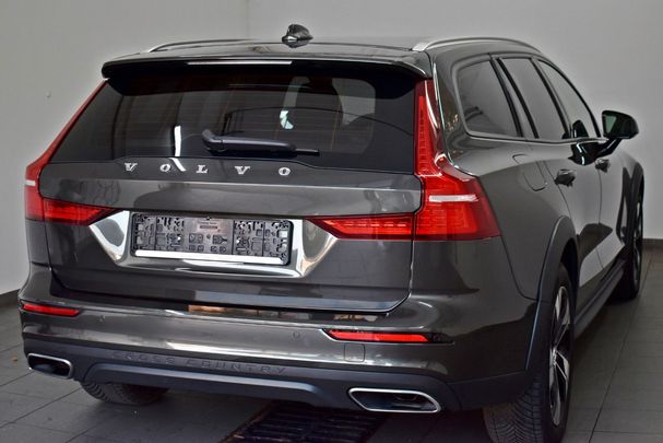 Volvo V60 Cross Country AWD D3 110 kW image number 2