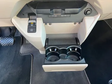 Car image 28