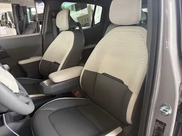 Car image 25