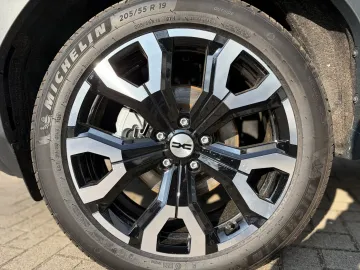 Car image 24