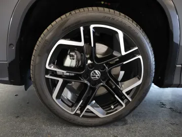 Car image 32