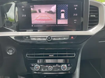 Car image 26