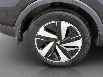 Car image 32