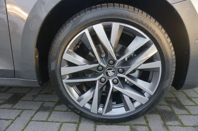 Car image 32
