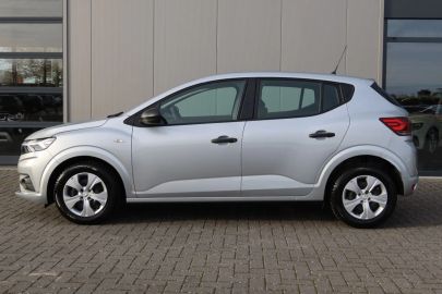 Car image 4