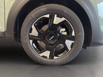 Car image 30