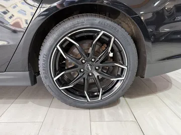 Car image 30