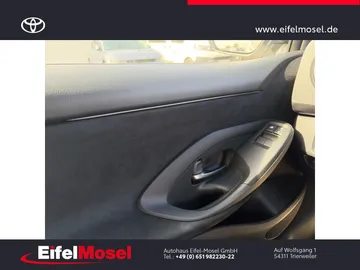 Car image 19