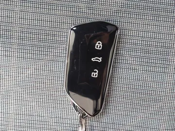 Car image 30