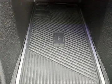 Car image 32