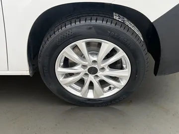Car image 28