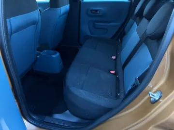 Car image 18