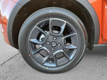Car image 12
