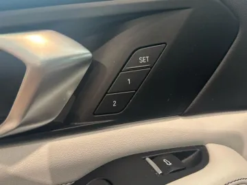 Car image 32