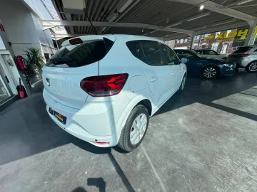 Car image 3