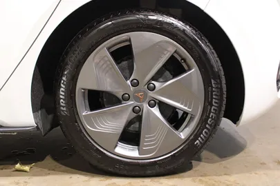 Car image 19