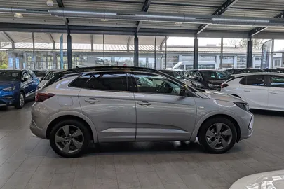 Car image 15