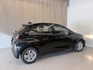 Car image 4