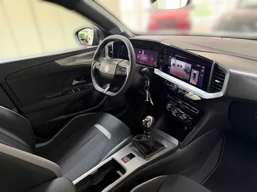 Car image 19