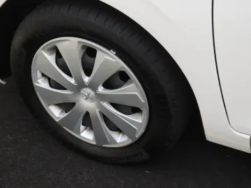 Car image 28
