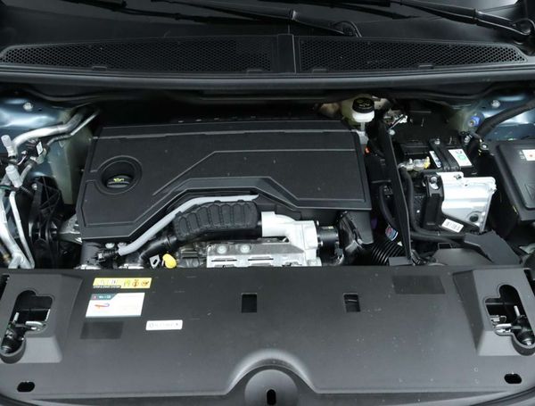 Peugeot 5008 1.2 Hybrid 100 kW image number 28