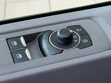 Car image 33