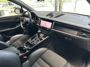 Car image 32