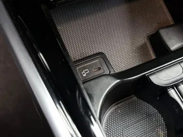 Car image 37