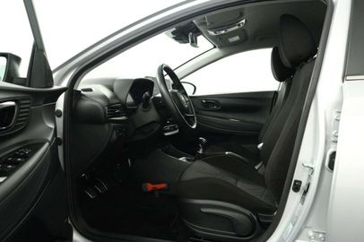 Car image 15