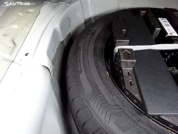 Car image 25