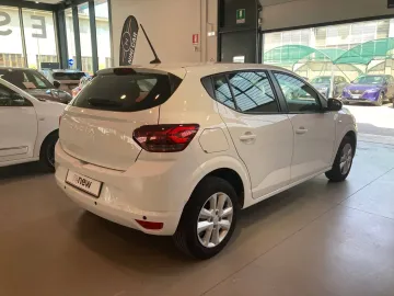 Car image 3
