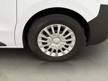 Car image 32