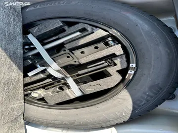 Car image 24