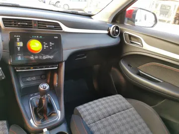 Car image 10