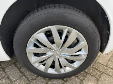 Car image 29