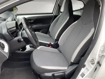 Car image 18