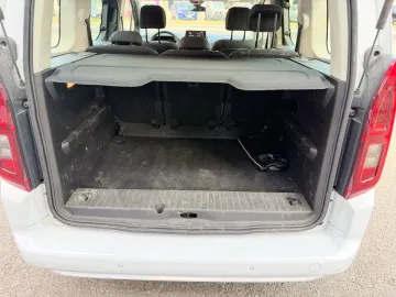 Car image 25