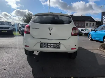 Car image 5