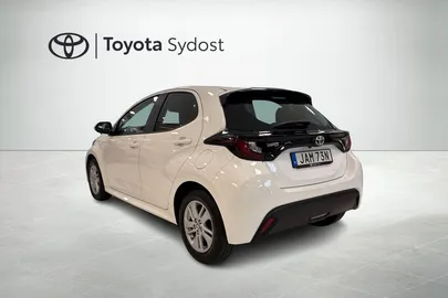 Car image 4