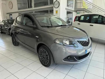Car image 2