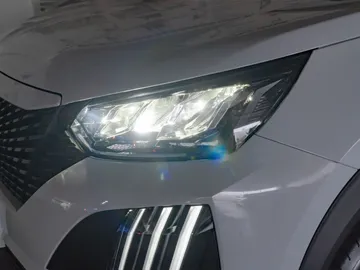 Car image 26
