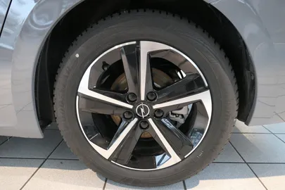 Car image 17