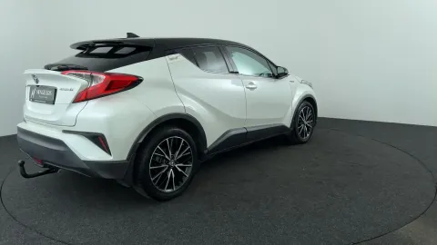 Car image 4