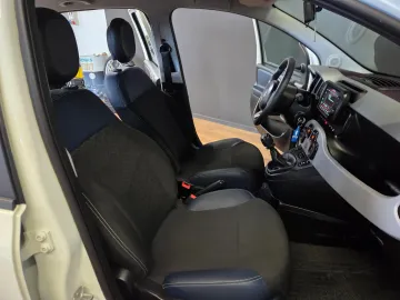 Car image 17