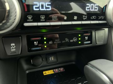 Car image 26